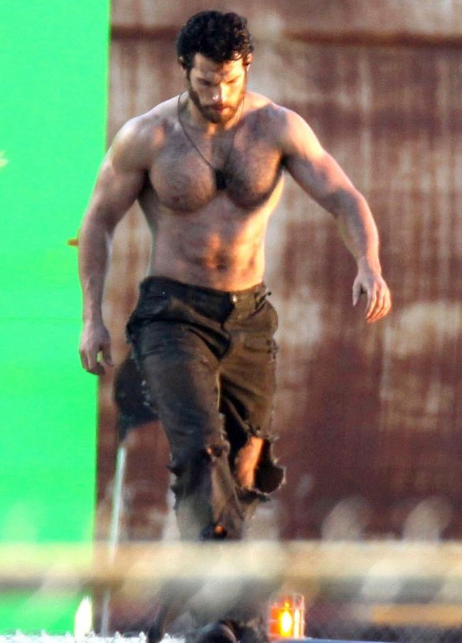 Henry-Cavill-observation-on-Man-of-Steel-set-in-Vancouver-05